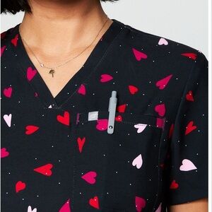 Fabletics Vital 1-Pocket Scrub Top in Heart Pumping Black